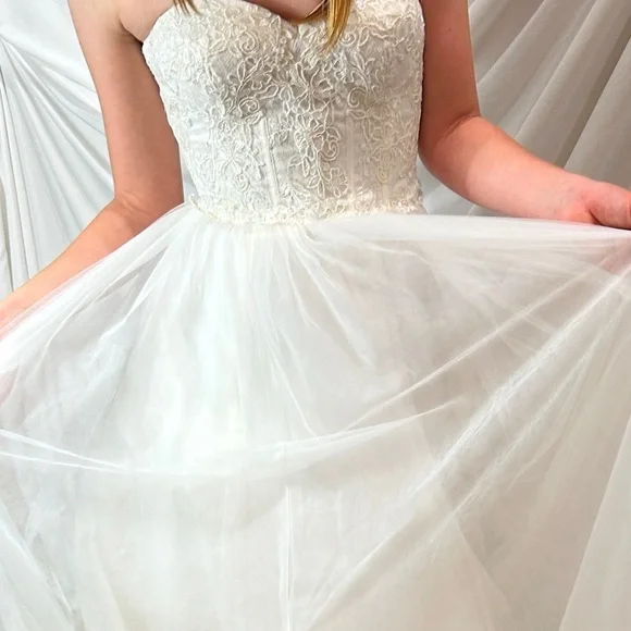 David’s Bridal Gown Wedding Dress Lace Corset Tulle Princess style size 2 ivory - Picture 4 of 16